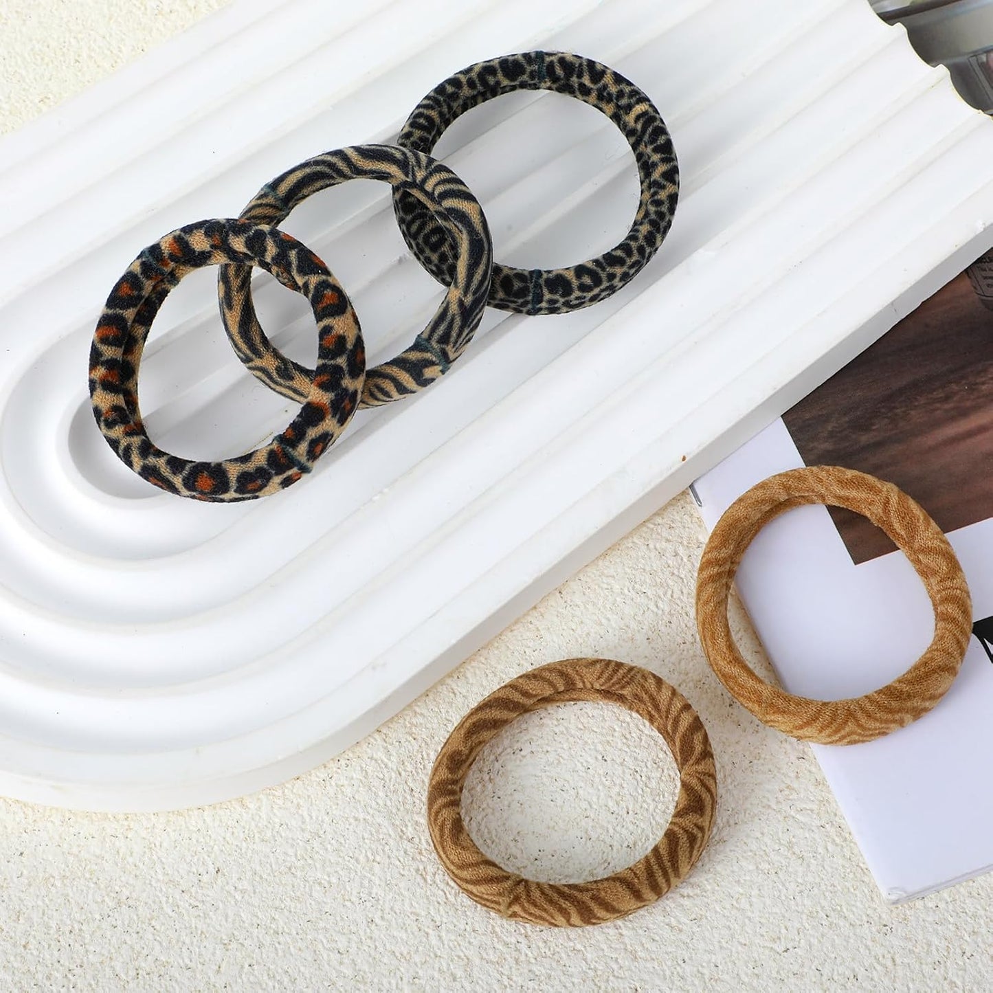 40-Piece No-Damage Seamless Soft Elastic Hair Ties Set - Stylish and Durable Ponytail Holders with 5 Chic Leopard Print Designs for Effortless Hair Styling (Black, Brown, Tan)
