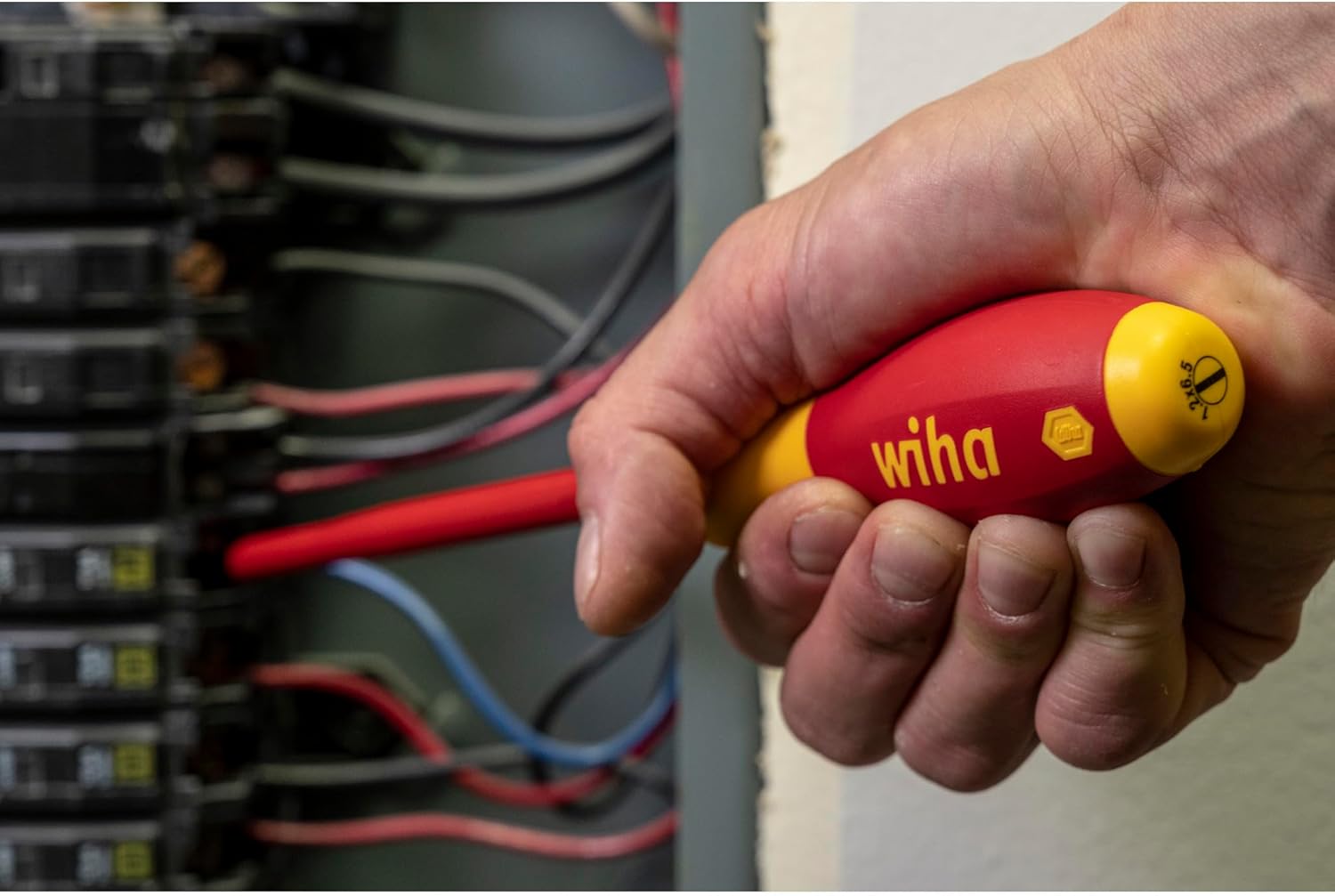 Upgrade Your Toolbox with the Wiha 32059 Professional 5-Piece Insulated Screwdriver Set - Precision and Safety Combined!