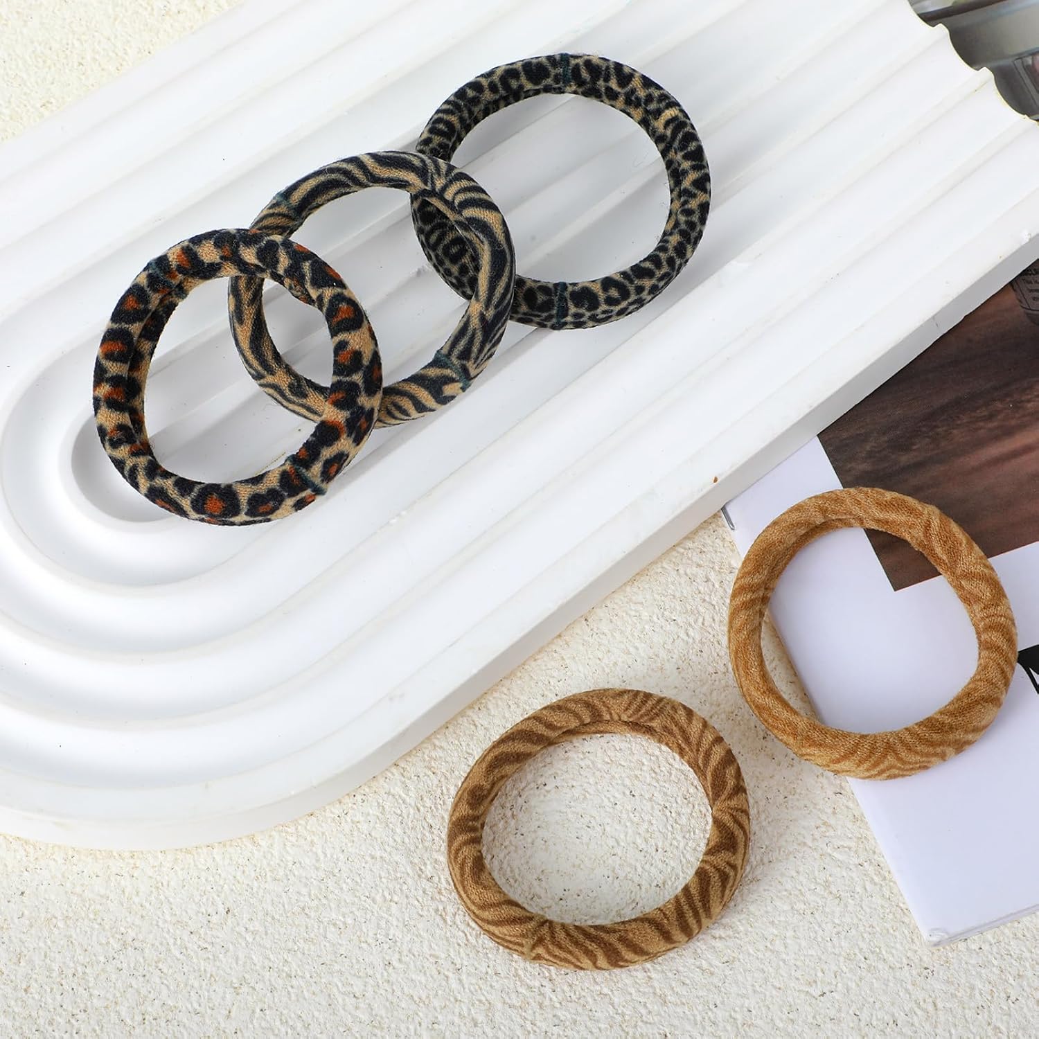 40-Piece No-Damage Seamless Soft Elastic Hair Ties Set - Stylish and Durable Ponytail Holders with 5 Chic Leopard Print Designs for Effortless Hair Styling (Black, Brown, Tan)
